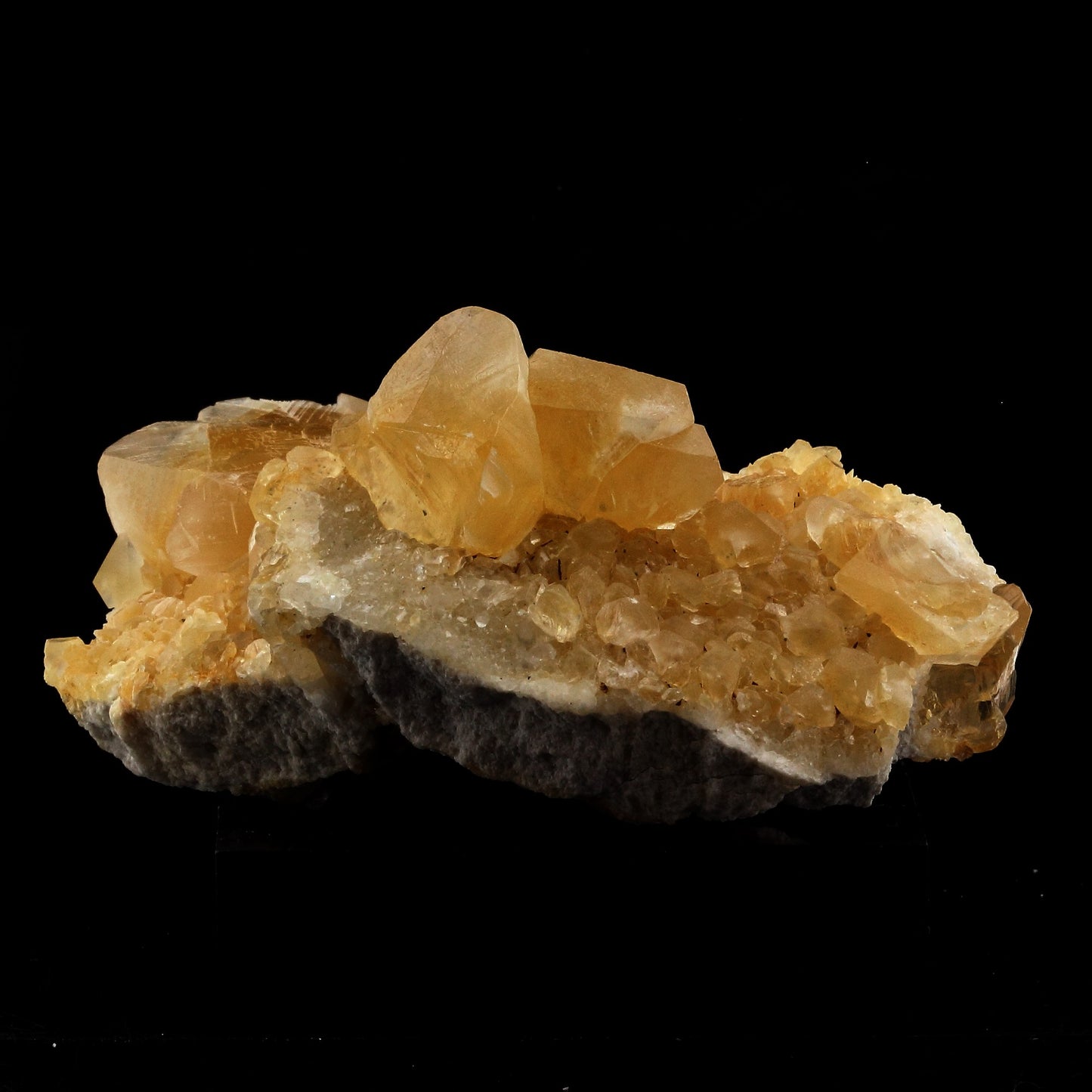 Calcite. 614.0 carats. La Sambre Quarry, Landelies, Belgique