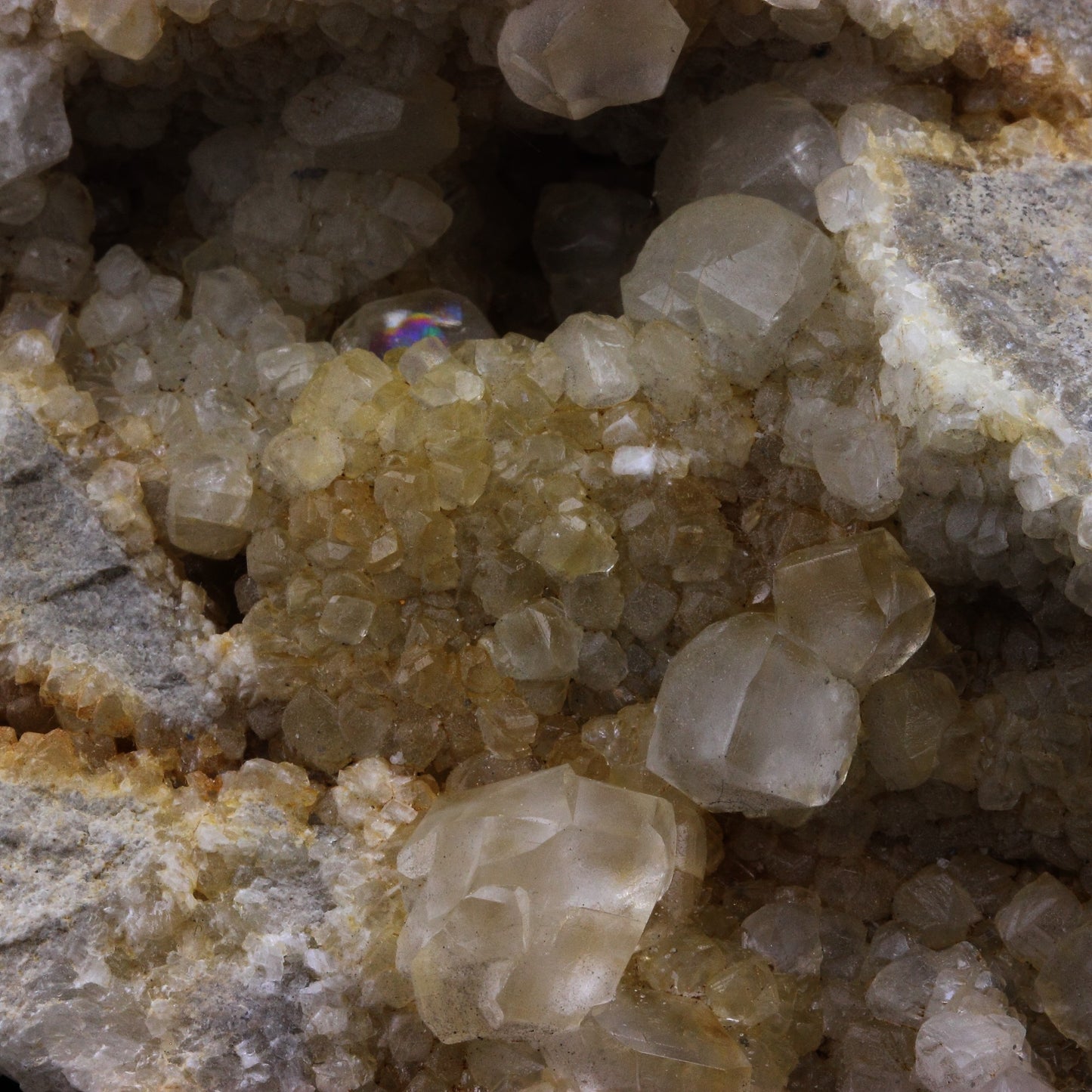 Calcite. 2938.0 carats. La Sambre Quarry, Landelies, Belgique
