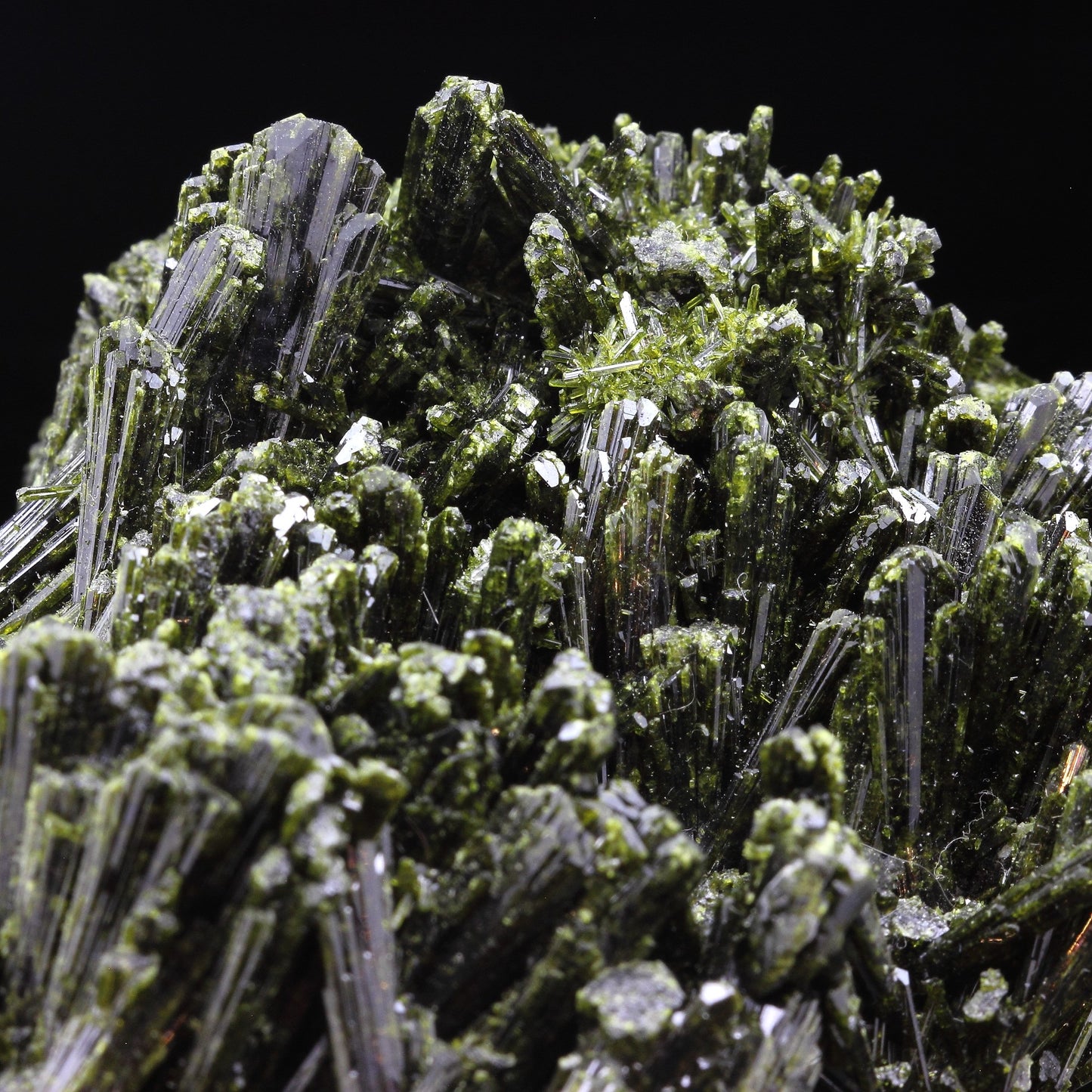 Epidote. 2440.0 carats. Cornillon, Bourg d'Oisans, France