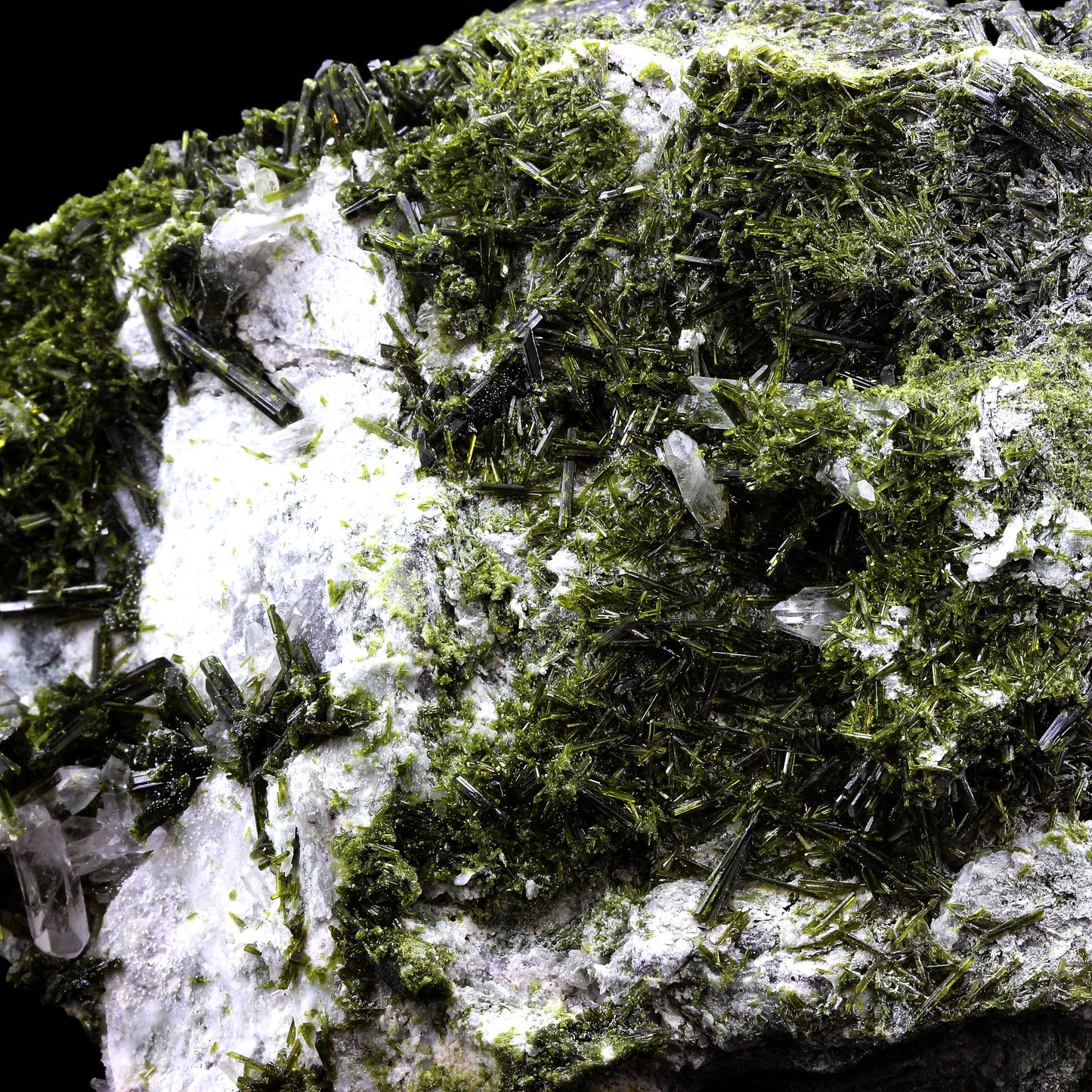 Epidote. 2440.0 carats. Cornillon, Bourg d'Oisans, France