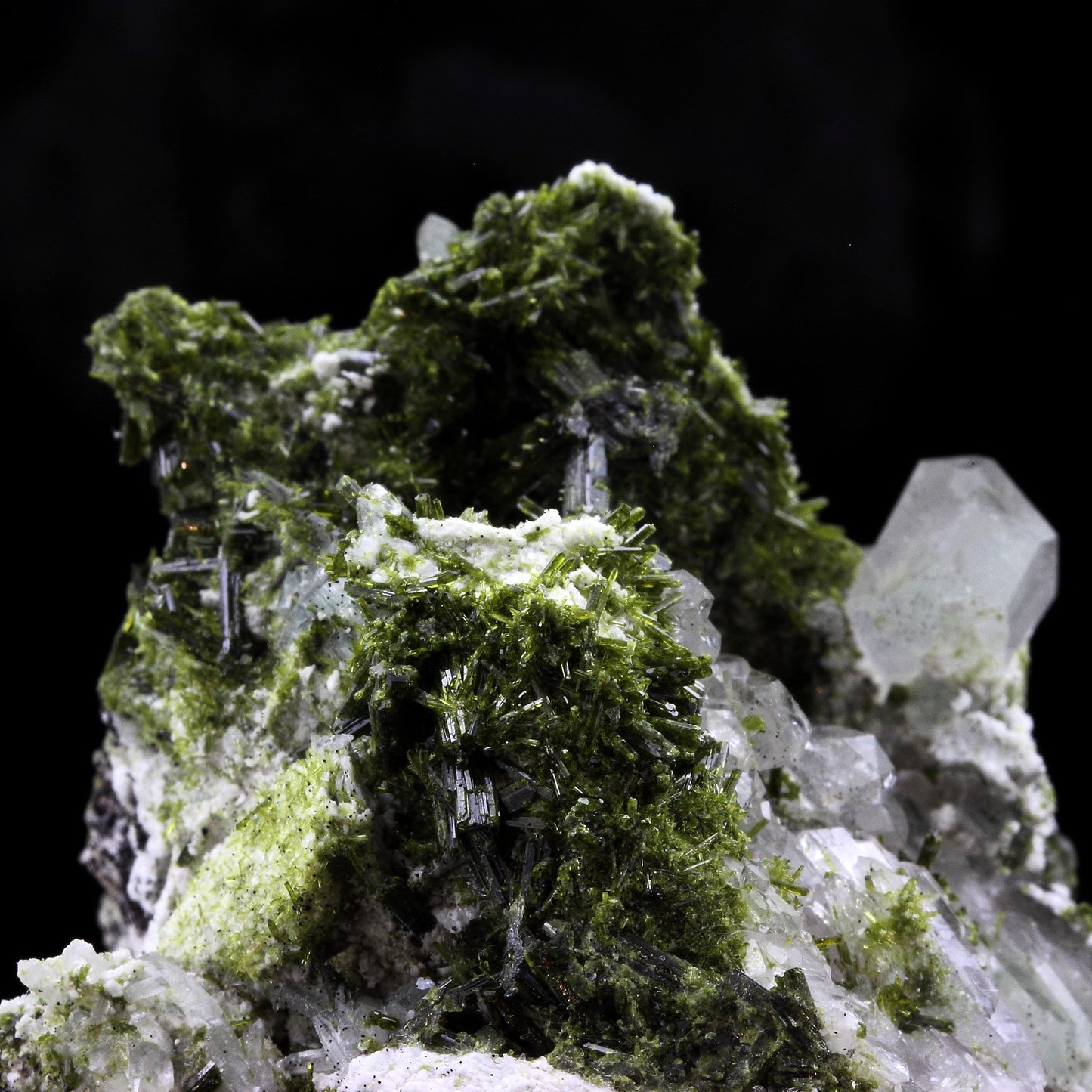 Epidote + Quartz. 1645.0 carats. Cornillon, Bourg d'Oisans, France