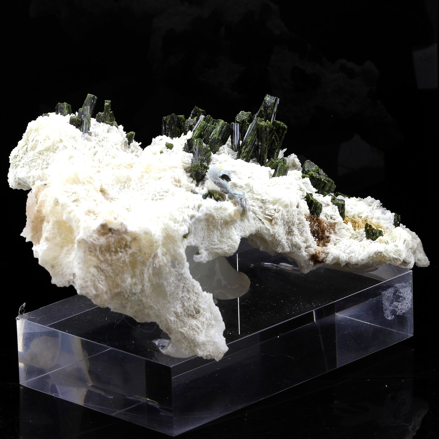 Epidote + Calcite. 2047.0 carats. Cornillon, Bourg d'Oisans, France