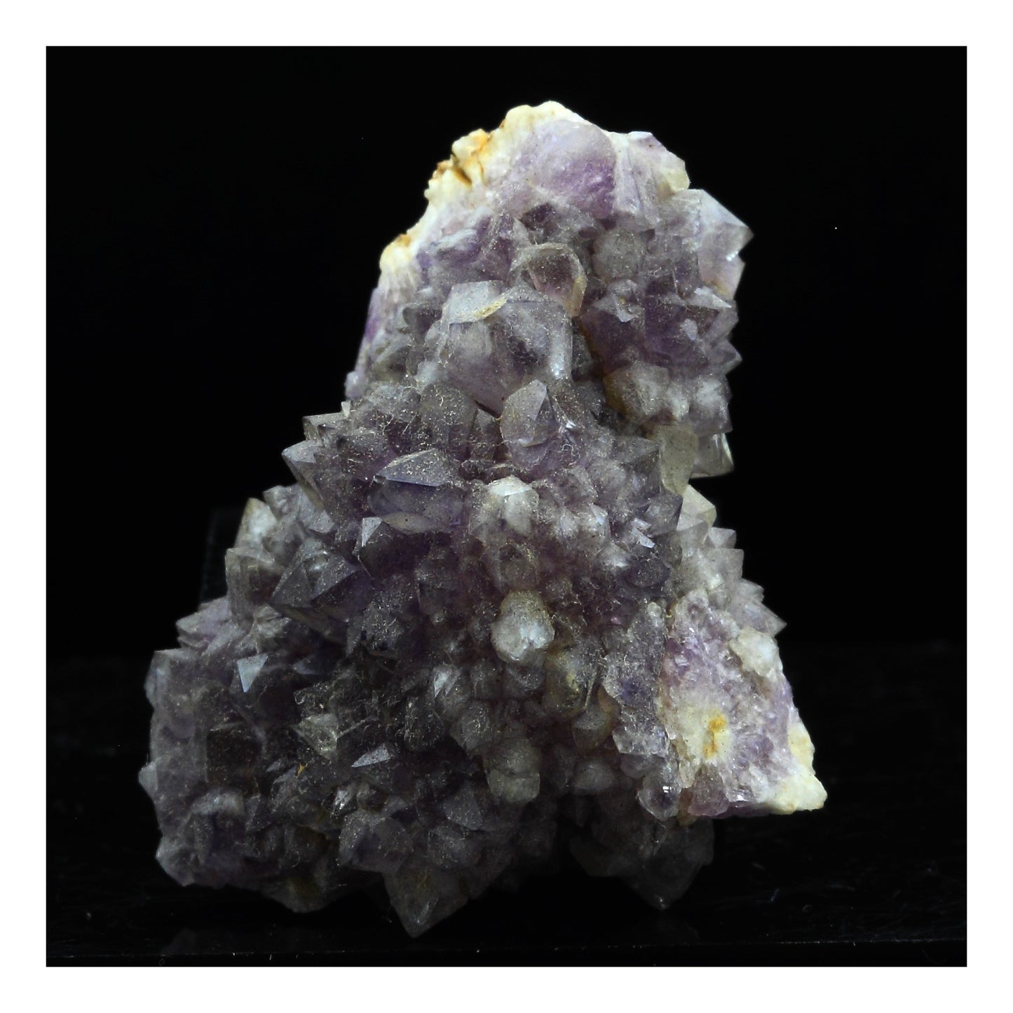 Améthyste. 59.0 carats. Cunlhat, Puy-de-Dôme, Auvergne-Rhône-Alpes, France