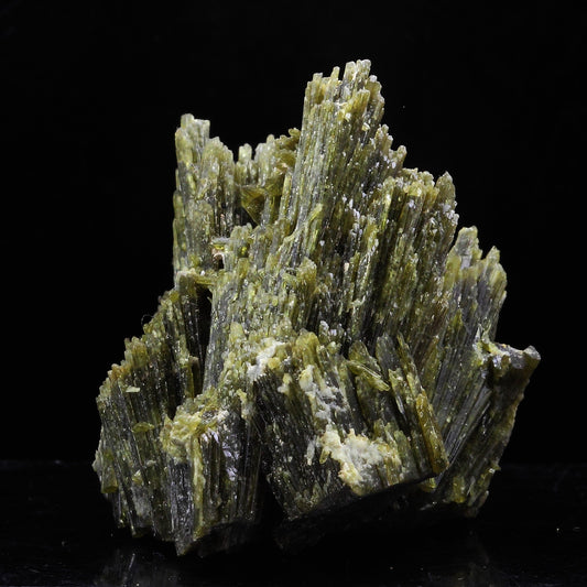 Epidote. 189.0 carats. Chamrousse, Belledonne, Isère, France