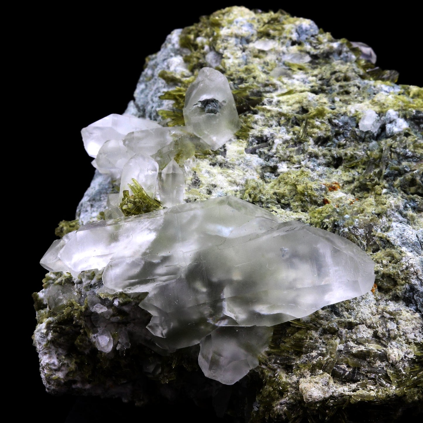 Quartz à inclusions de Byssolite + Epidote. 362.0 carats. Envers de Chamrousse, Belledonne, Isère, France