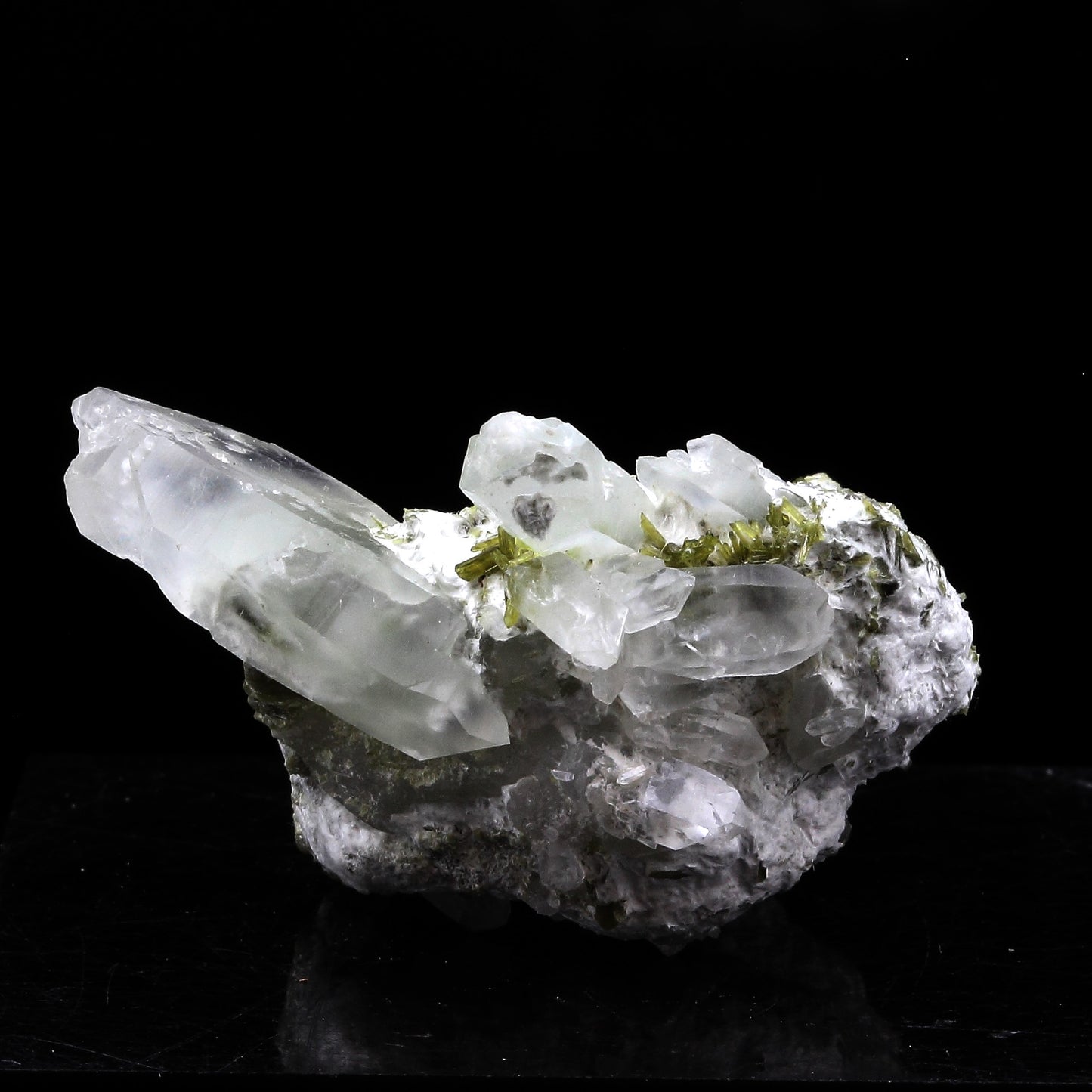 Quartz à inclusions de Byssolite + Epidote. 107.0 carats. Envers de Chamrousse, Belledonne, Isère, France