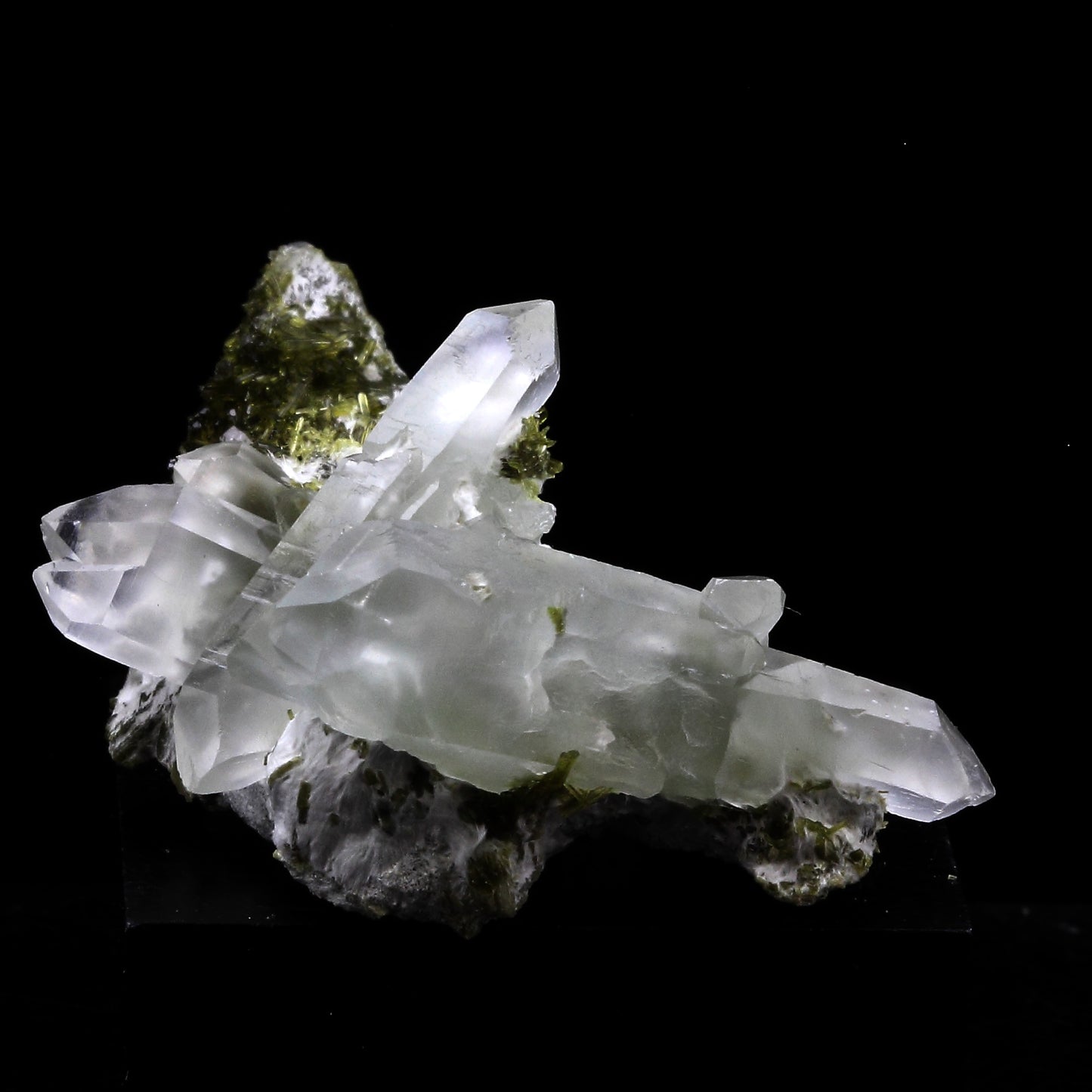 Quartz à inclusions de Byssolite + Epidote. 62.0 carats. Envers de Chamrousse, Belledonne, Isère, France