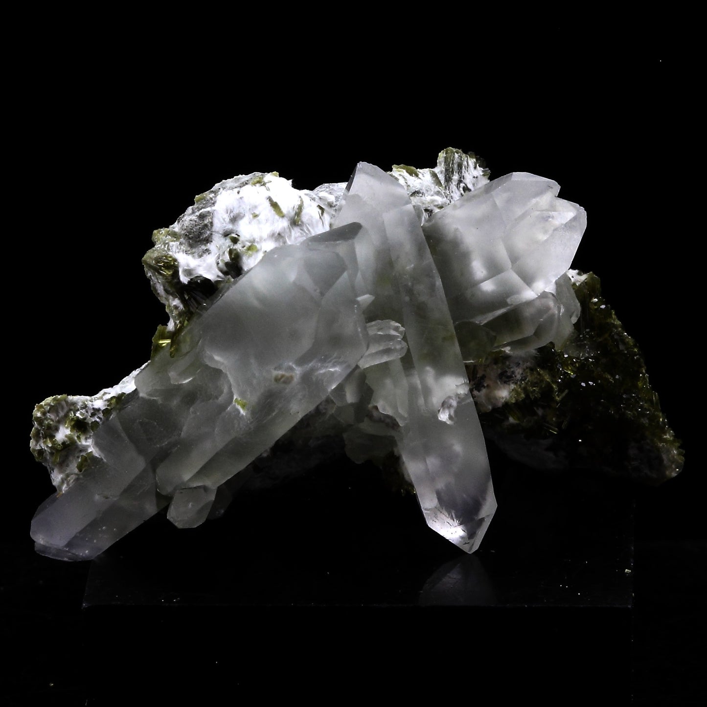 Quartz à inclusions de Byssolite + Epidote. 62.0 carats. Envers de Chamrousse, Belledonne, Isère, France