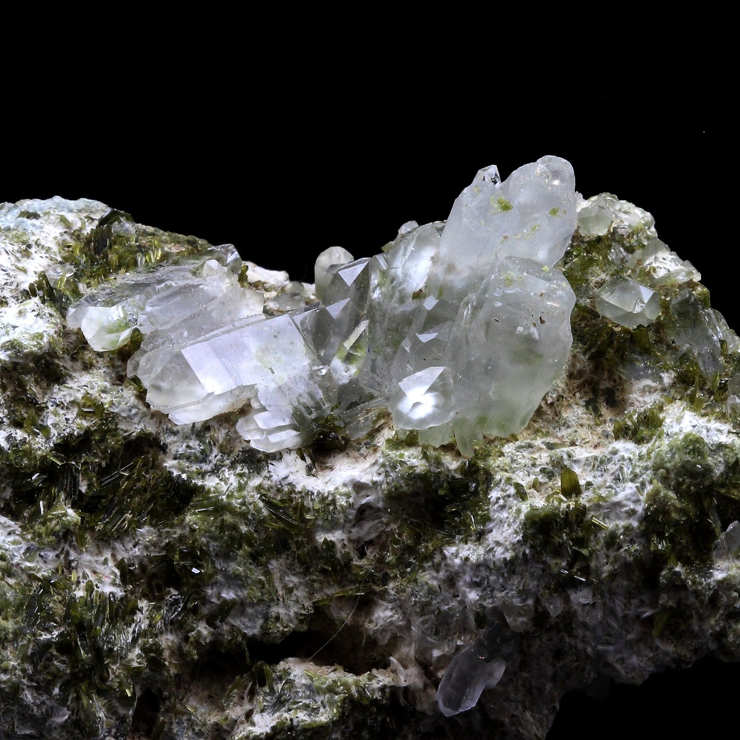 Quartz à inclusions de Byssolite + Epidote. 396.0 carats. Envers de Chamrousse, Belledonne, Isère, France