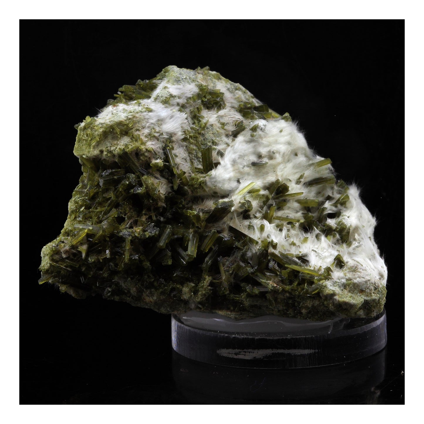 Epidote, Byssolite. 208.0 carats. Envers de Chamrousse, Belledonne, Isère, France