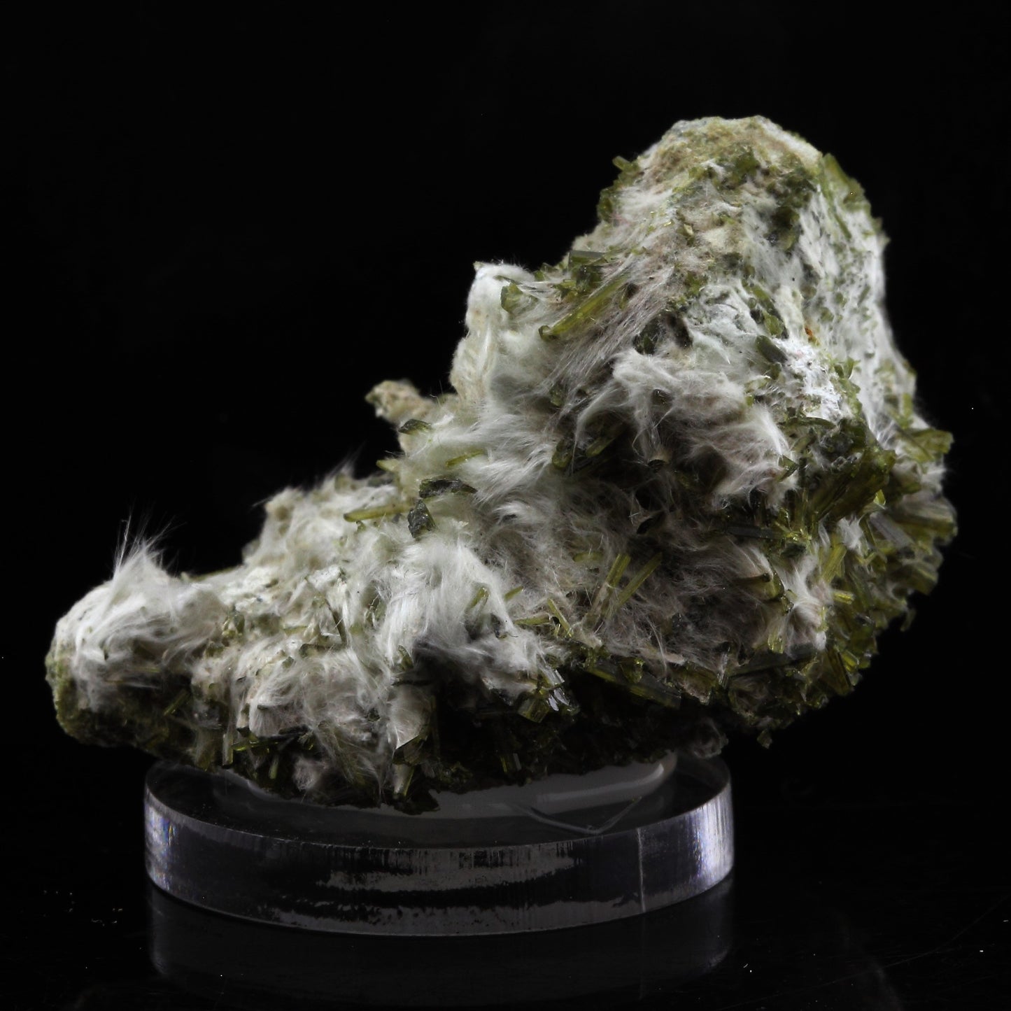 Epidote, Byssolite. 208.0 carats. Envers de Chamrousse, Belledonne, Isère, France