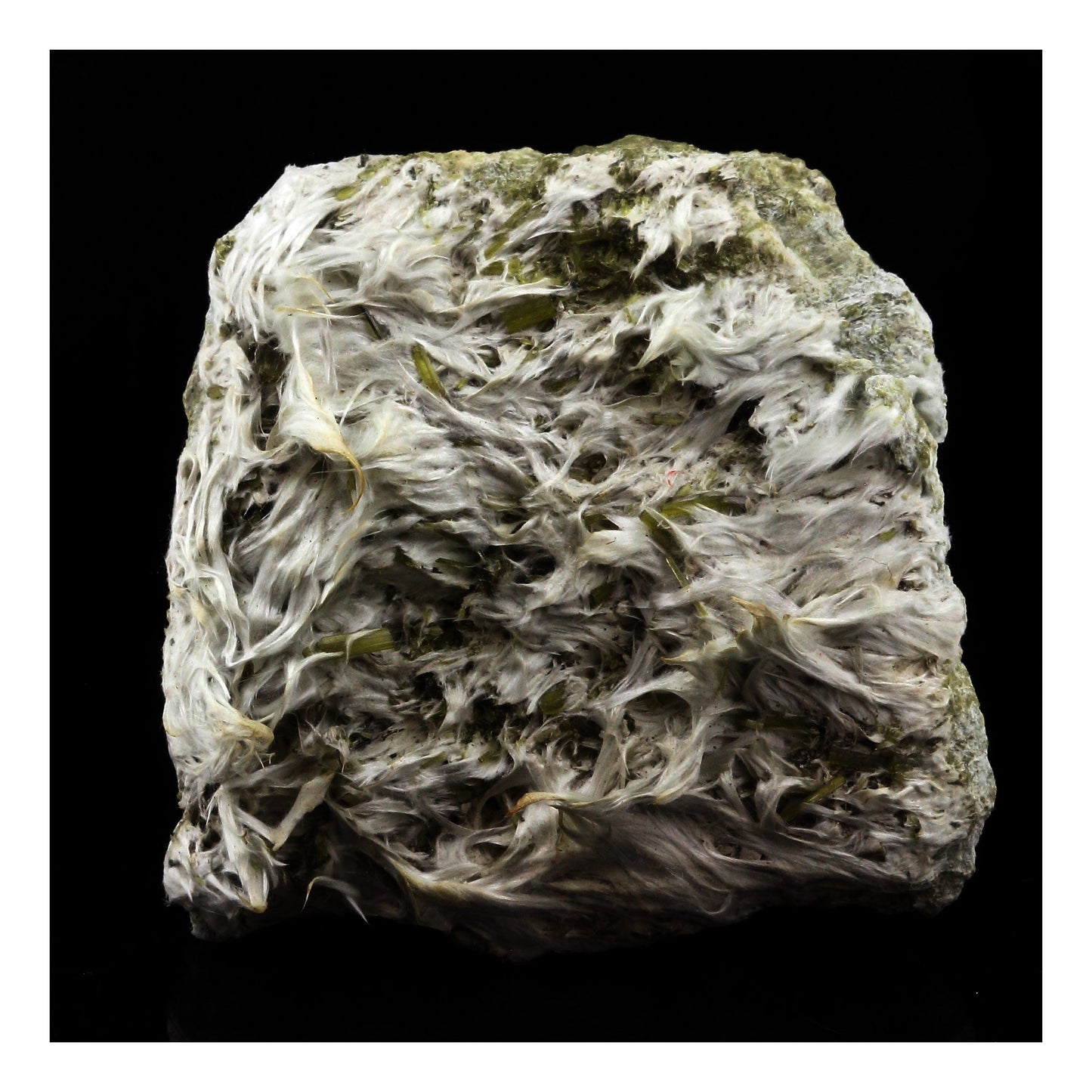 Epidote, Byssolite. 150.0 carats. Envers de Chamrousse, Belledonne, Isère, France