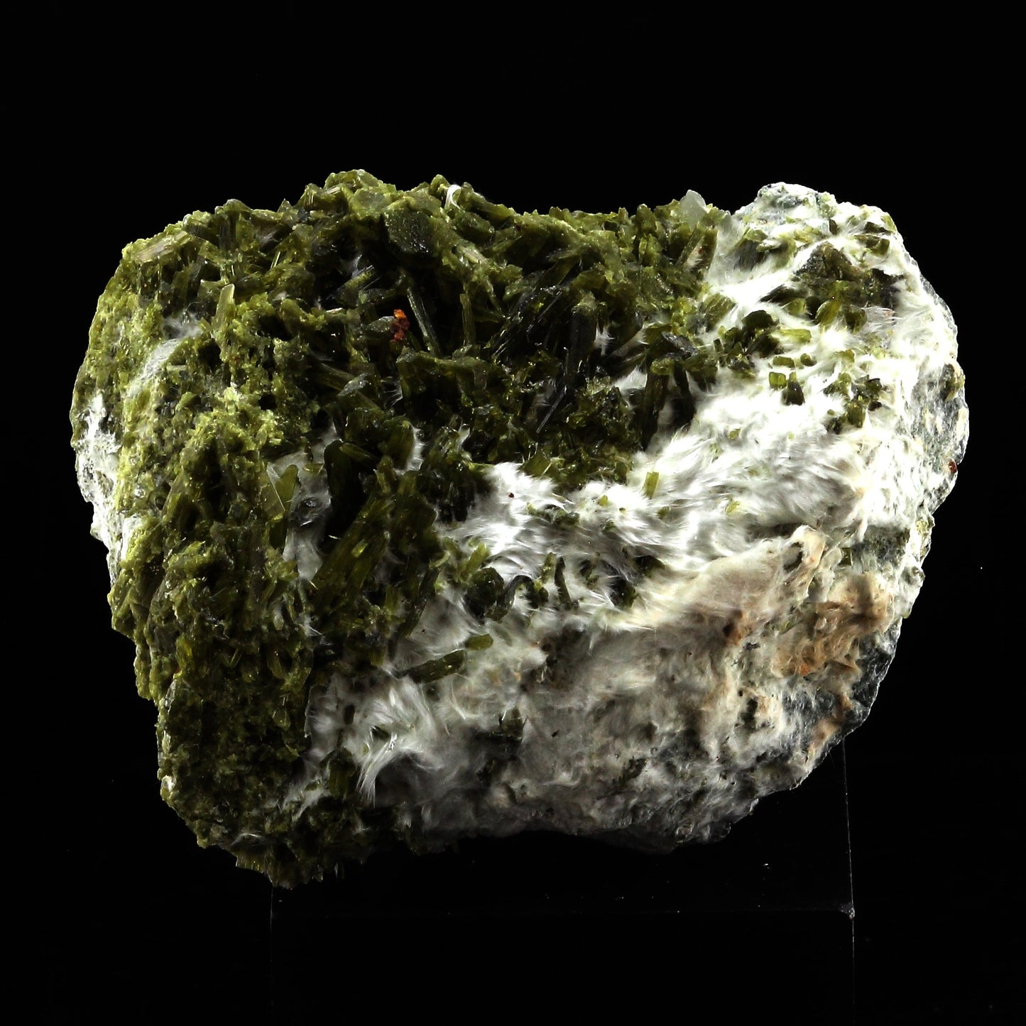 Epidote, Byssolite. 279.0 carats. Envers de Chamrousse, Belledonne, Isère, France