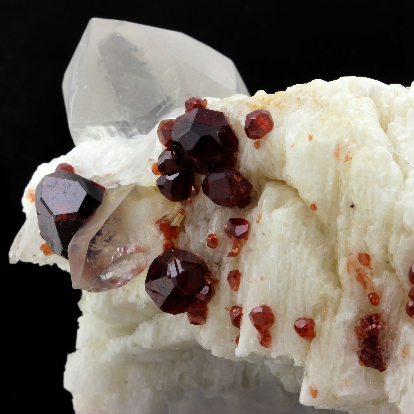 Grenat Spessartite, Orthose, Quartz. 663.5 carats. Shengus, Gilgit-Baltistan, Pakistan