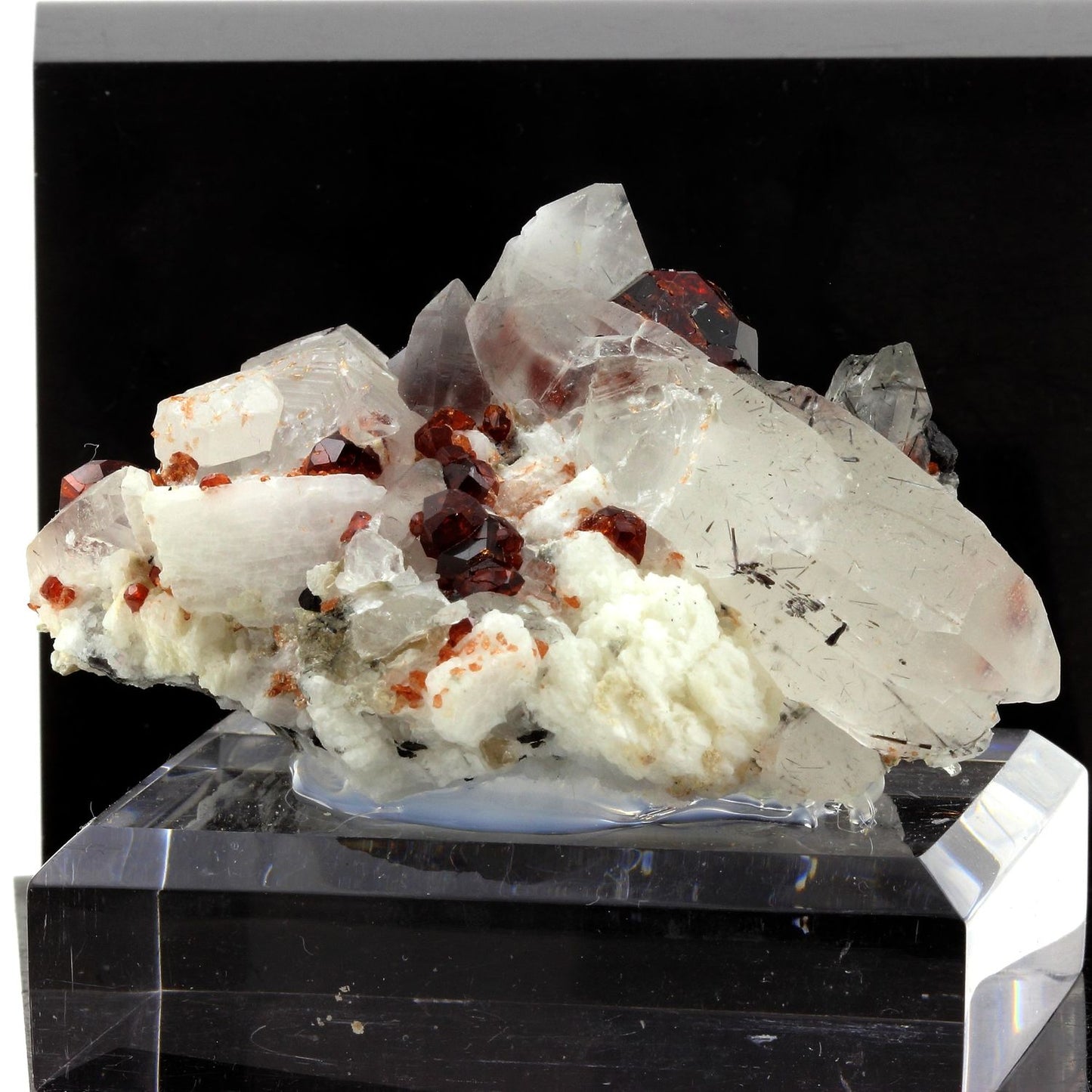 Grenat, Orthose, Quartz, Tourmaline. 900.0 carats. Shengus, Pakistan