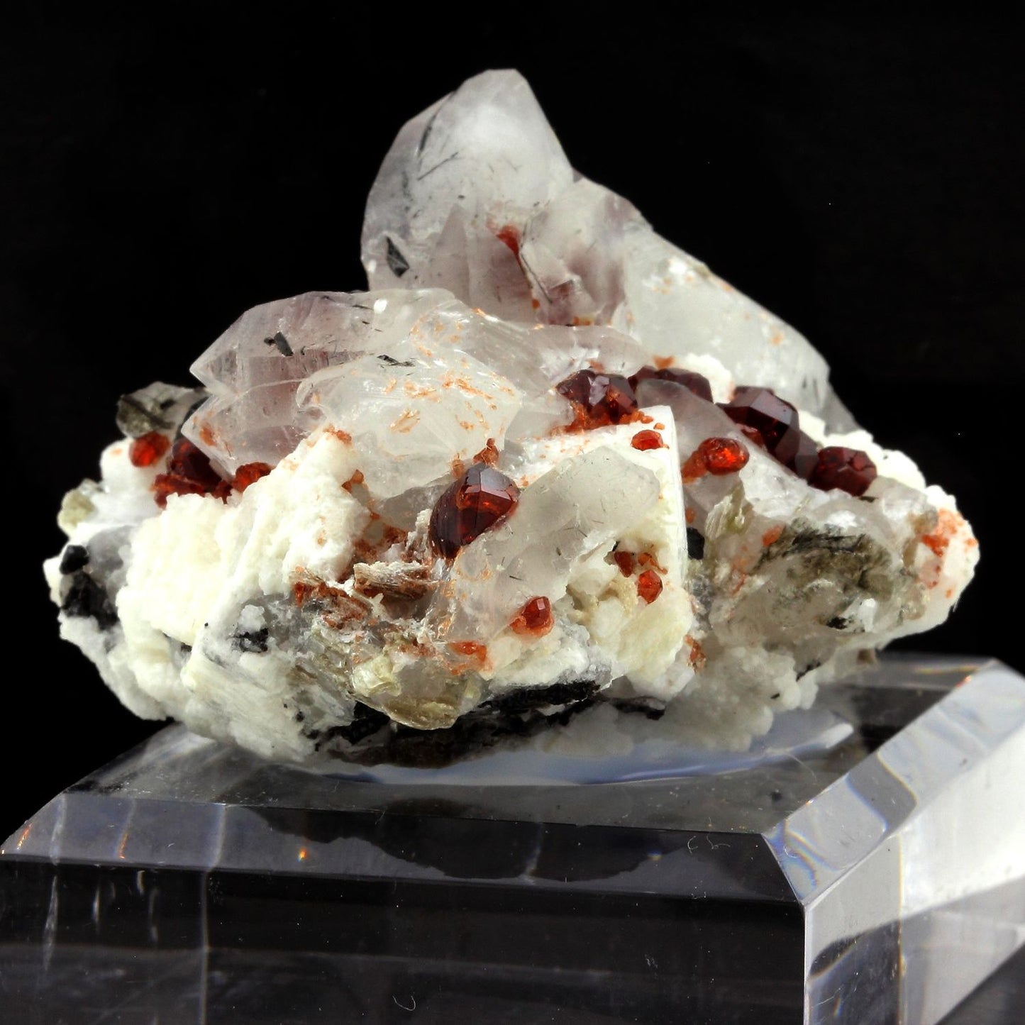 Grenat, Orthose, Quartz, Tourmaline. 900.0 carats. Shengus, Pakistan