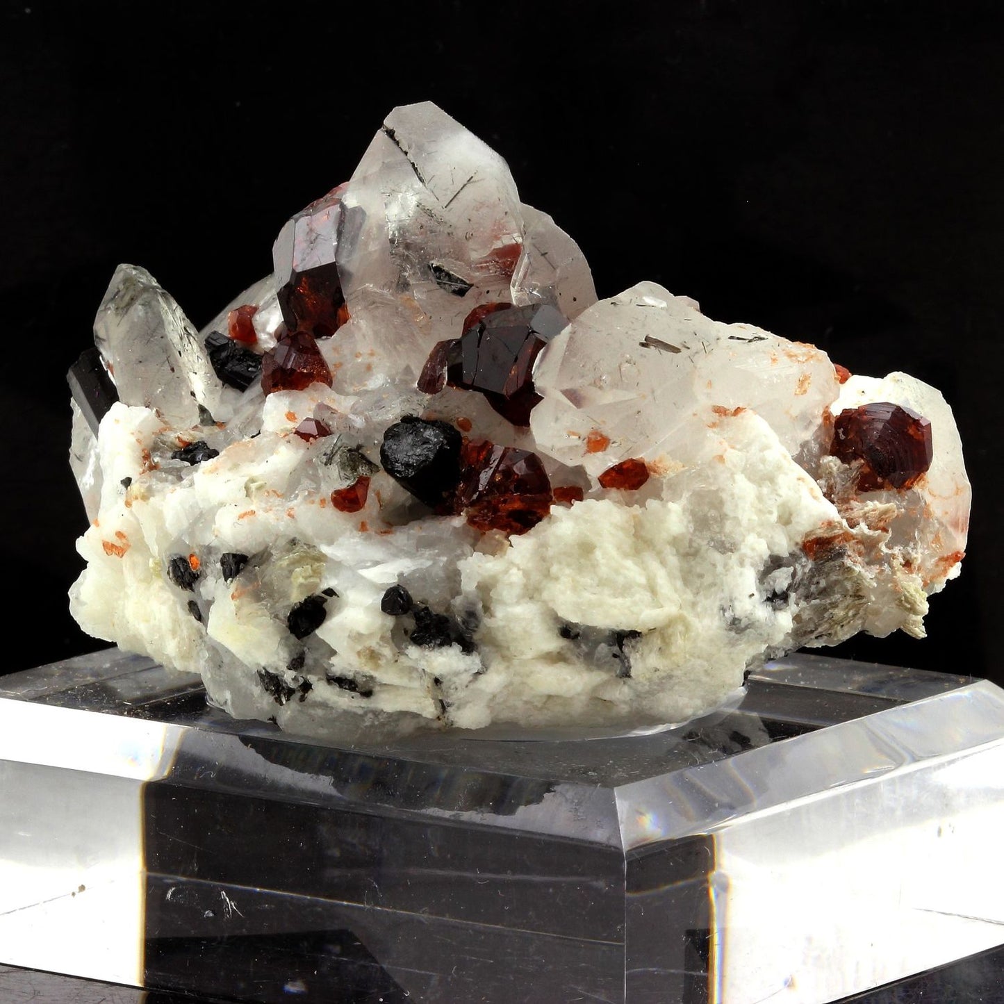 Grenat, Orthose, Quartz, Tourmaline. 900.0 carats. Shengus, Pakistan