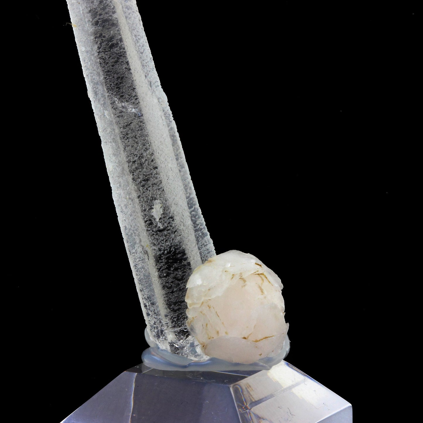 Quartz + Calcite. 105.5 carats. Chifeng, Inner Mongolia, Chine