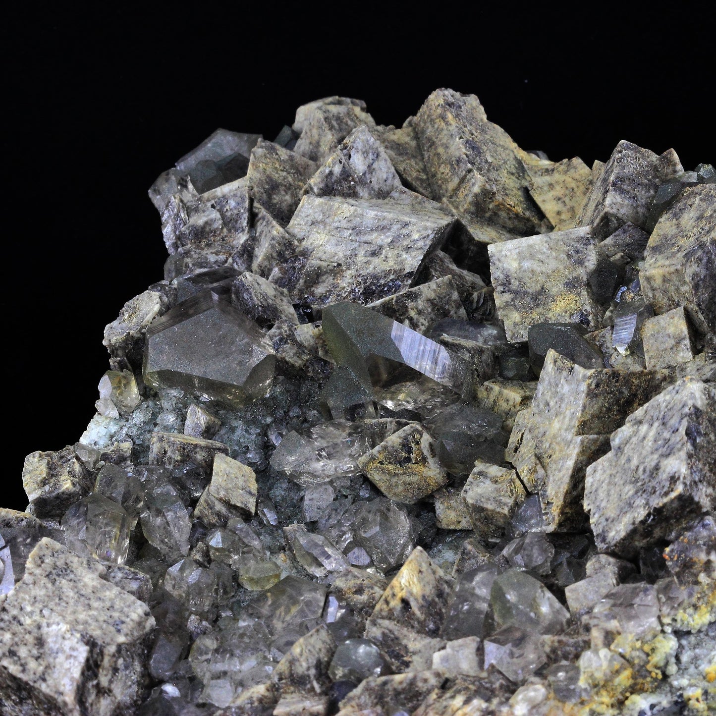 Quartz + Calcite. 8200.0 carats. Aiguille de Leschaux, Massif du Mont-Blanc, France