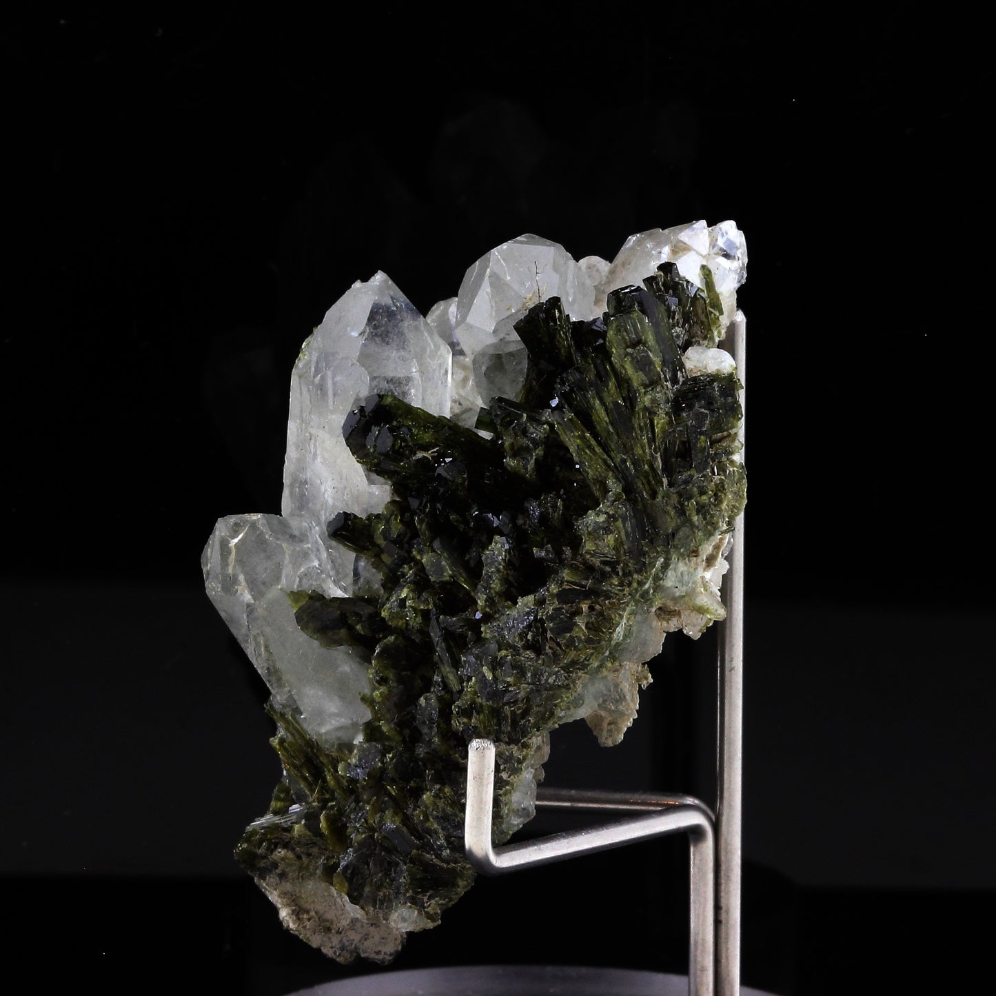 Epidote + Quartz. 143.0 carats. Saint-Véran, Hautes-Alpes, France