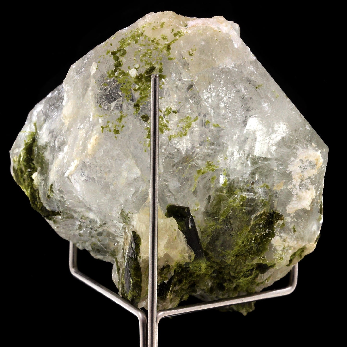 Quartz + Epidote. 976.0 carats. Cevins, Savoie, France