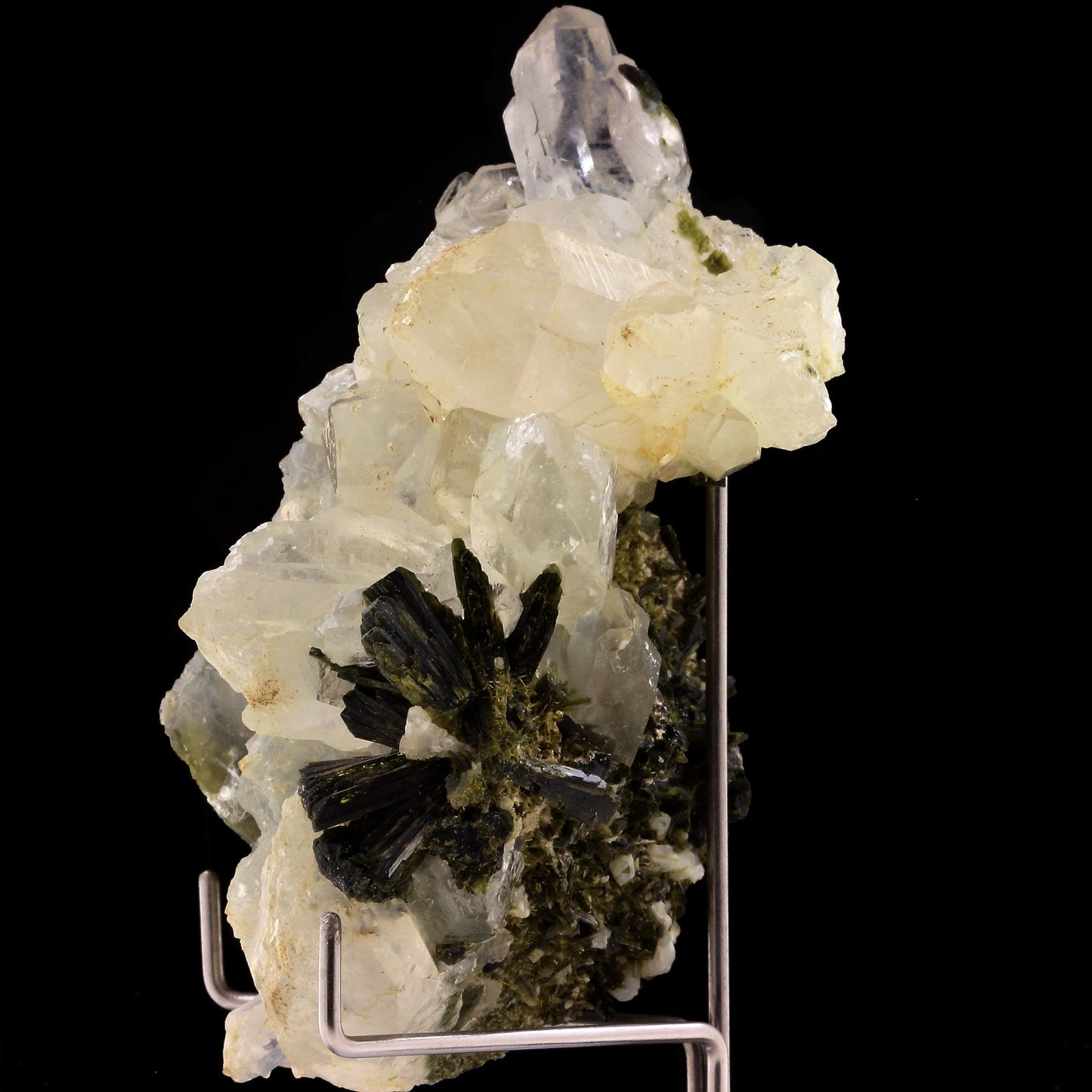 Quartz + Epidote. 720.0 carats. Saint-Véran, Hautes-Alpes, France