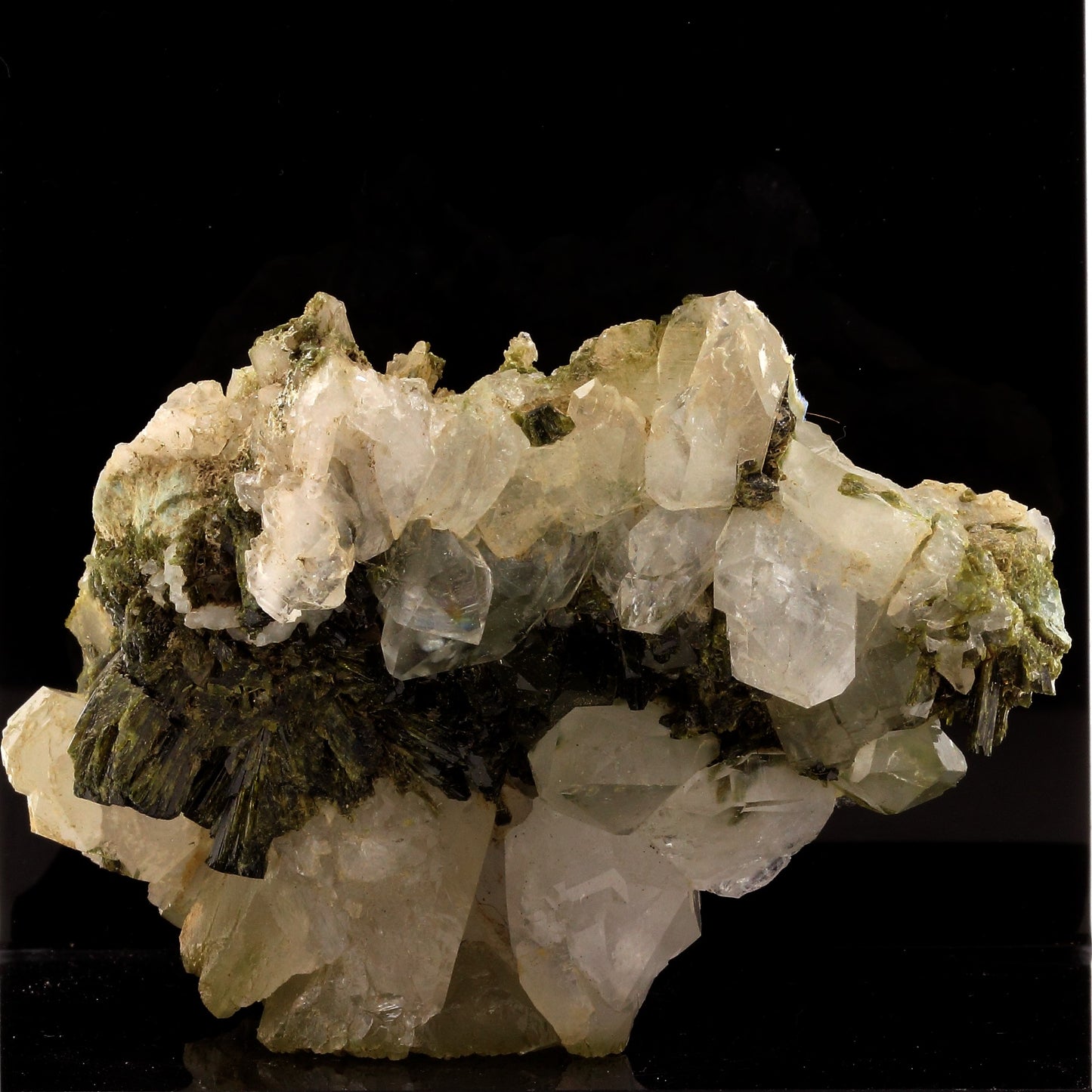 Quartz + Epidote. 885.0 carats. Saint-Véran, Hautes-Alpes, France