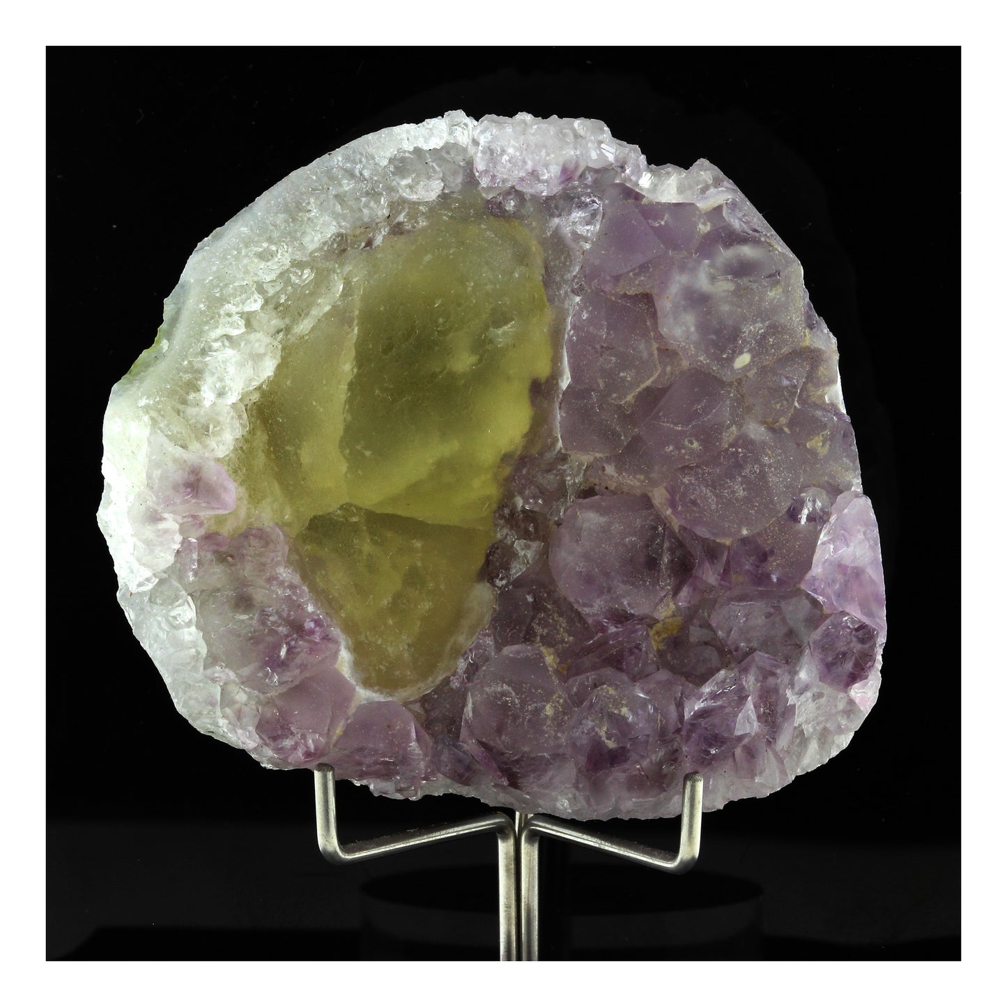 Fluorite + Améthyste. 587.0 carats. Jalgaon District, Maharashtra, Inde