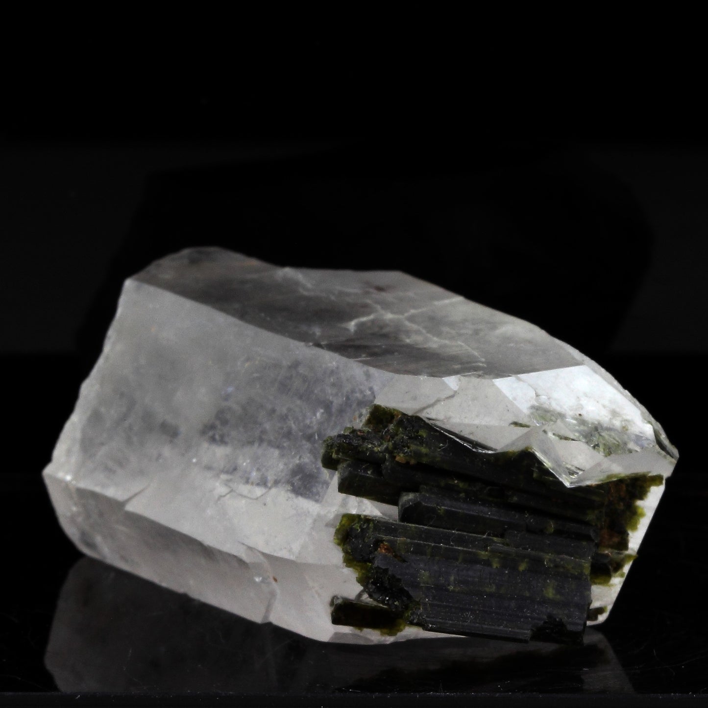 Quartz + Epidote. 266.0 carats. Caetité, Bahia, Brésil