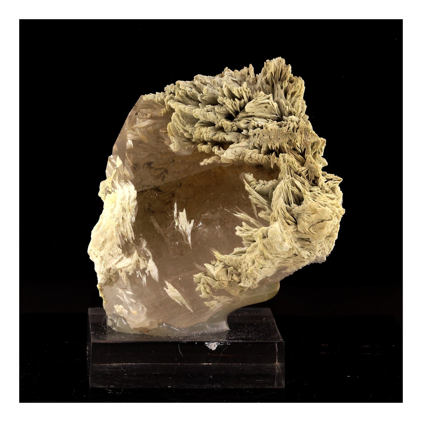 Baryte + Quartz. 742.0 carats. Massif des Grandes Rousses, Isère, France