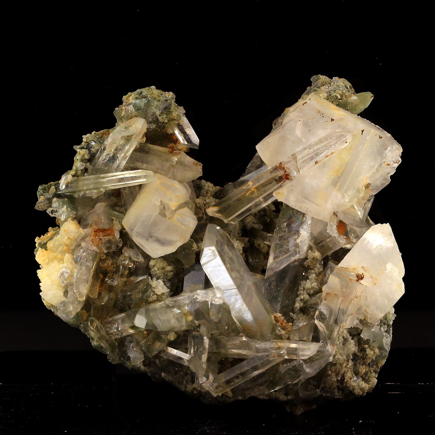 Quartz + Calcite. 335.5 carats. Maronne, Oisans, Isère, France