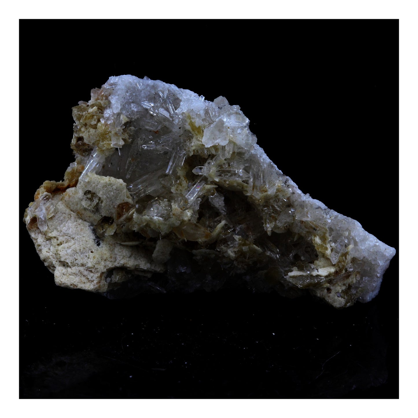 Siderite + Dolomite + Quartz. 100.0 carats. Pierre-Rousse Mine, Vizille, France