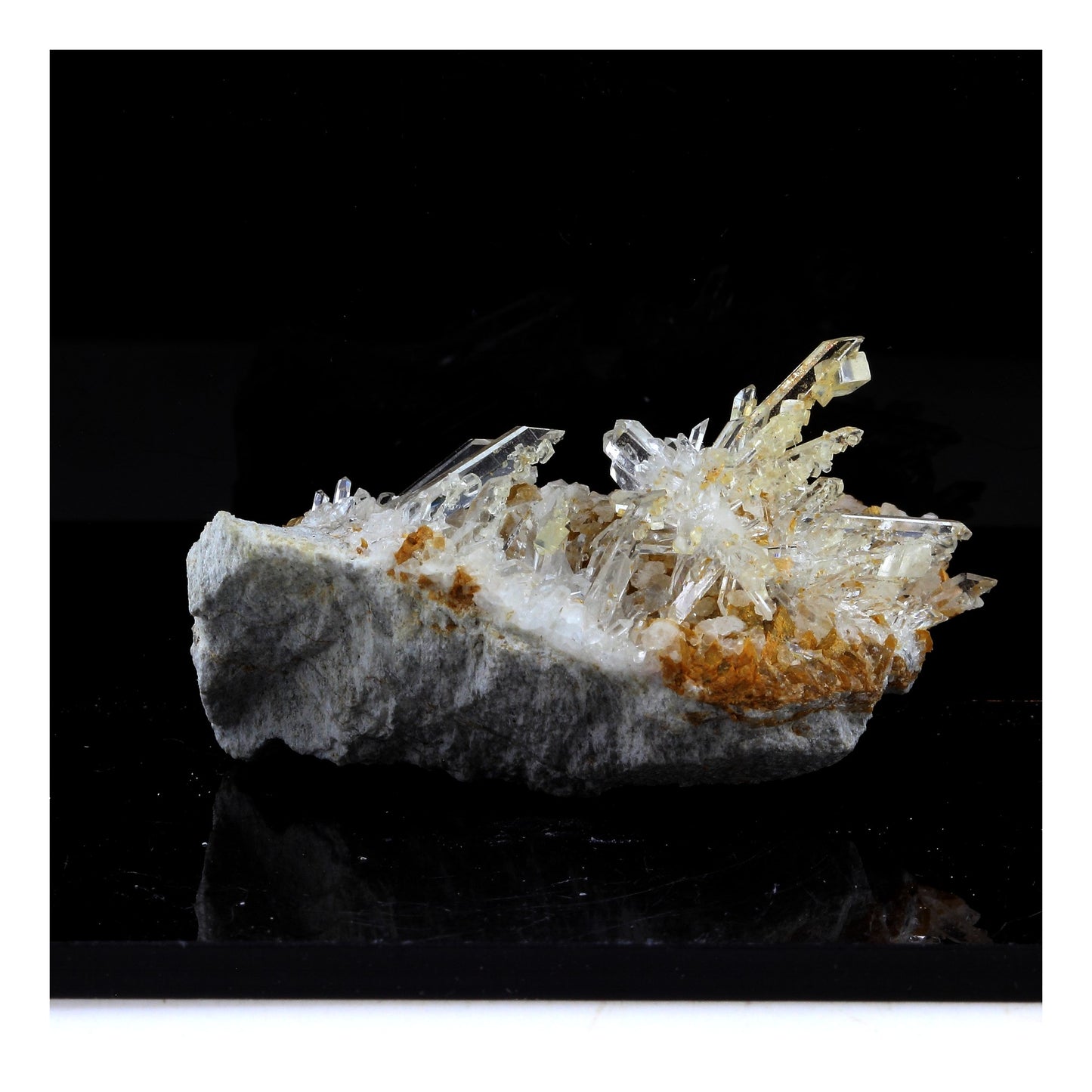 Dolomite + Quartz. 190.0 carats. Saint Pierre de Mésage, France