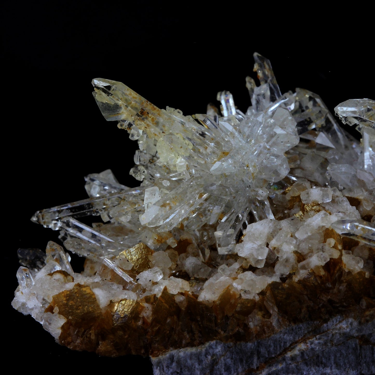 Dolomite + Quartz. 190.0 carats. Saint Pierre de Mésage, France