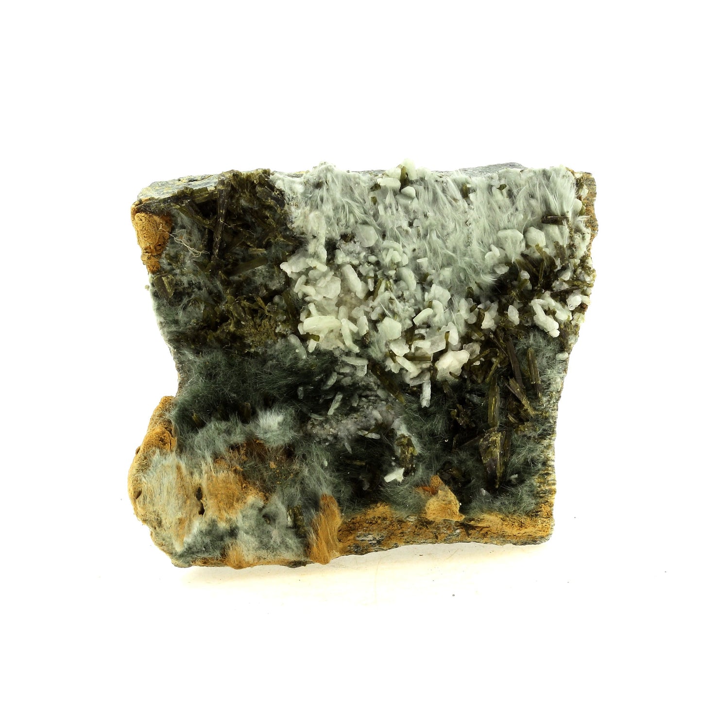 Epidote + Albite + Byssolite en provenance de Col du Glandon, Massif de Belledonne, Savoie, France