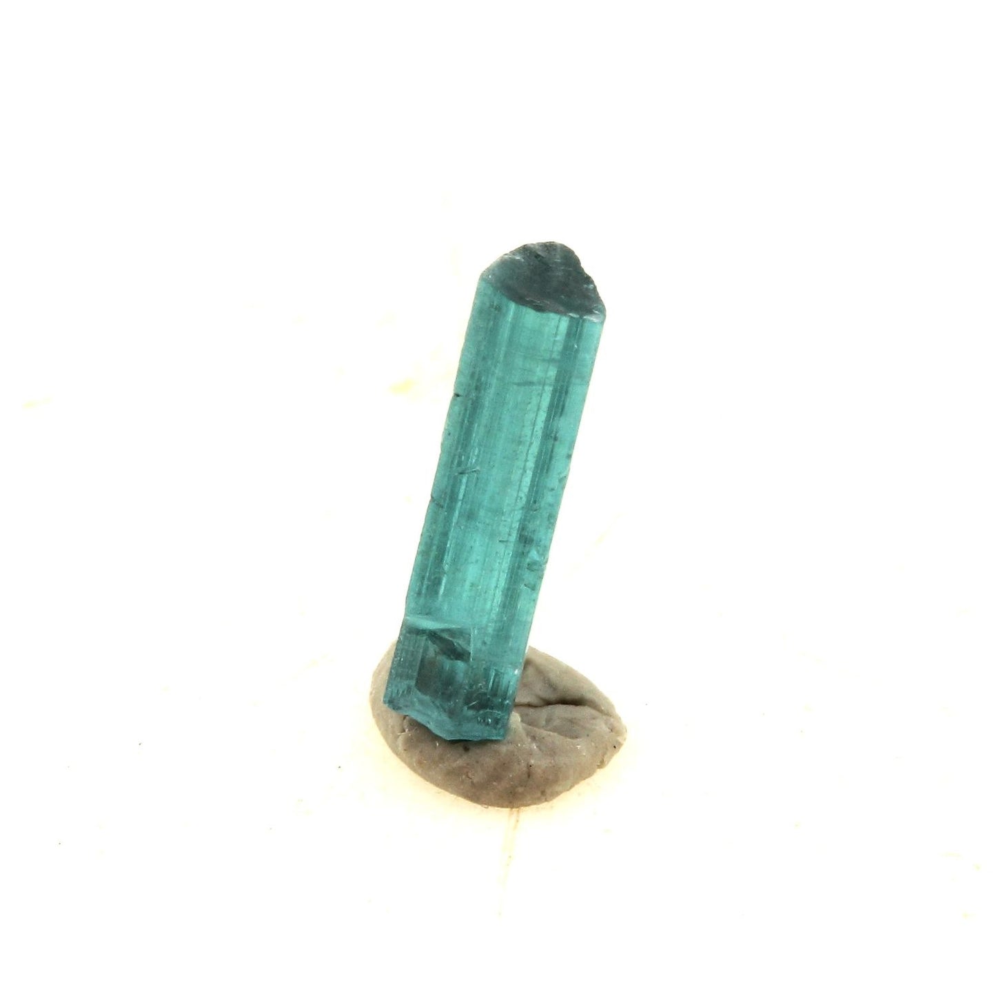 Tourmaline Indicolite. 0.95 carats. En provenance de Dara-e-Pech pegmatite field, Dara-e-Pech District, Kunar, Afghanistan