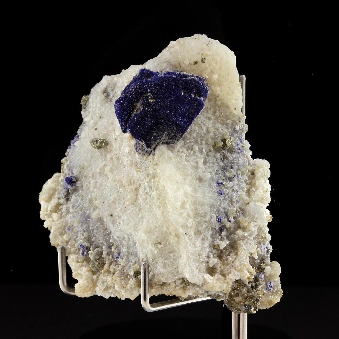 Lazurite + Calcite + Pyrite. 483.5 carats. En provenance de Ladjuar Medam, Badakhshan Province, Afghanistan