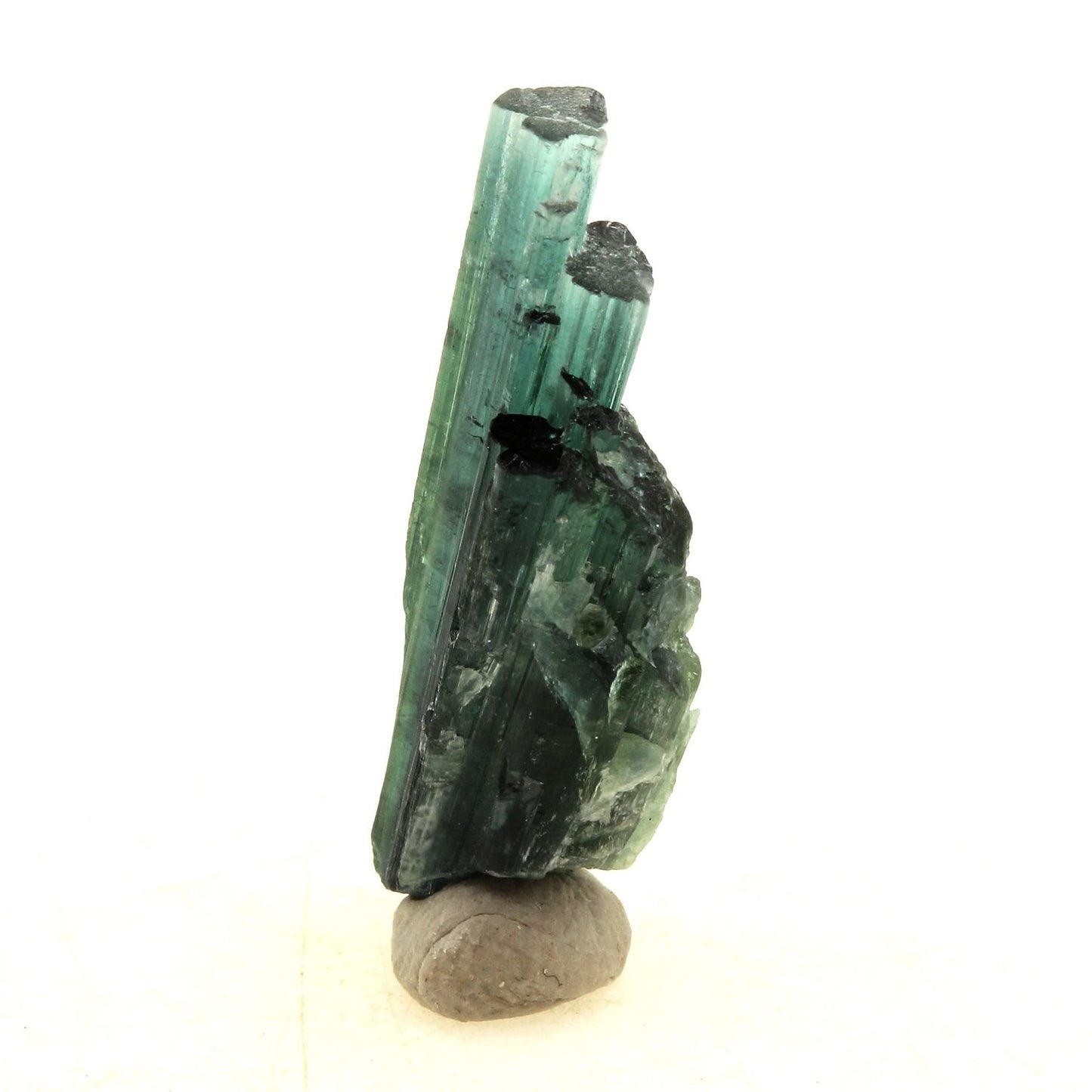 Tourmaline Indicolite. 15.56 carats. En provenance de Dara-e-Pech pegmatite field, Dara-e-Pech District, Kunar, Afghanistan