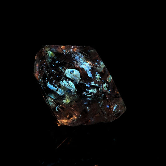 Quartz Diamant à inclusions de pétrole (Fluorescent sous UV). 5.98 carats. En provenance du Balochistan, Pakistan