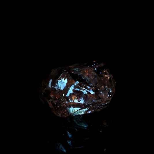 Quartz Diamant à inclusions de pétrole (Fluorescent sous UV). 4.37 carats. En provenance du Balochistan, Pakistan