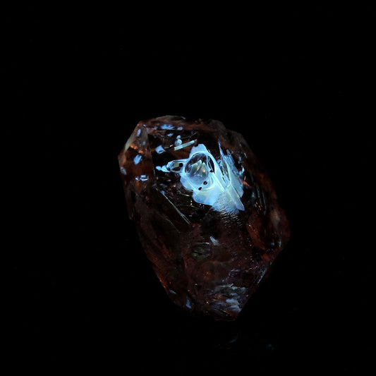 Quartz Diamant à inclusions de pétrole (Fluorescent sous UV). 4.95 carats. En provenance du Balochistan, Pakistan