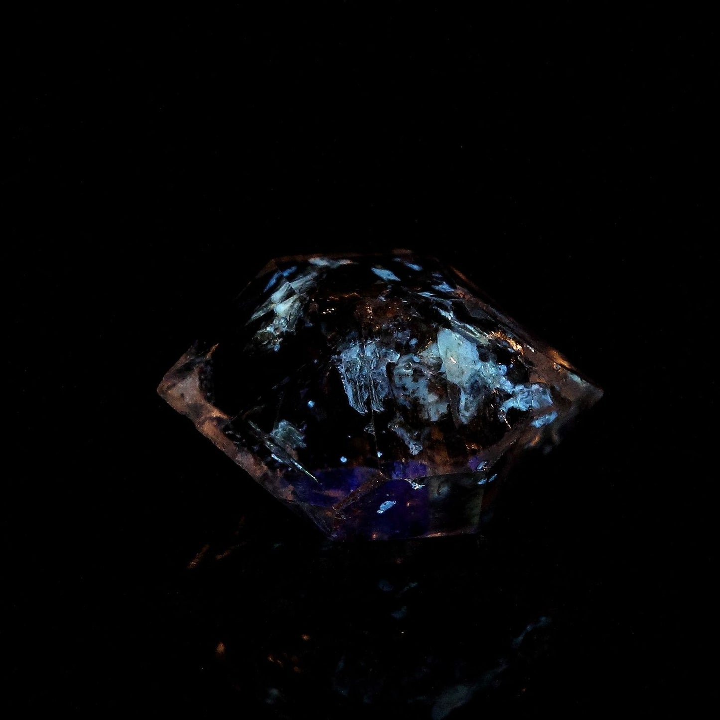 Quartz Diamant à inclusions de pétrole (Fluorescent sous UV). 4.22 carats. En provenance du Balochistan, Pakistan