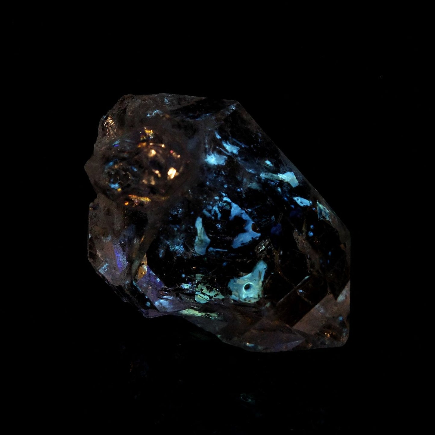 Quartz Diamant à inclusions de pétrole (Fluorescent sous UV). 8.82 carats. En provenance du Balochistan, Pakistan