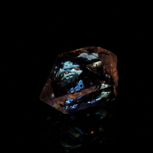 Quartz Diamant à inclusions de pétrole (Fluorescent sous UV). 2.84 carats. En provenance du Balochistan, Pakistan