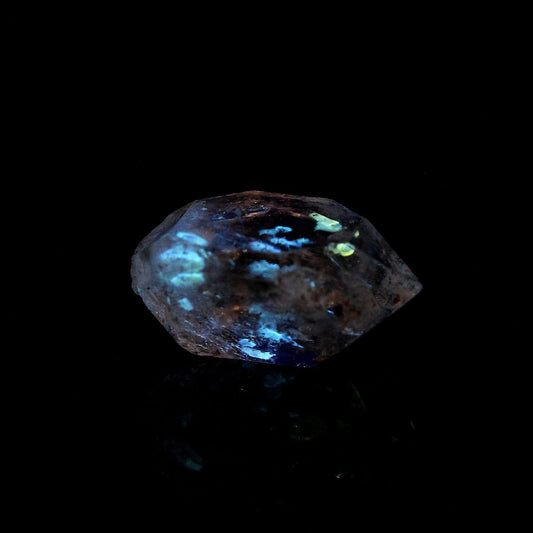 Quartz Diamant à inclusions de pétrole (Fluorescent sous UV). 2.97 carats. En provenance du Balochistan, Pakistan