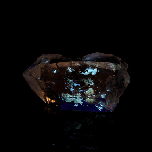 Quartz Diamant à inclusions de pétrole (Fluorescent sous UV). 5.53 carats. En provenance du Balochistan, Pakistan