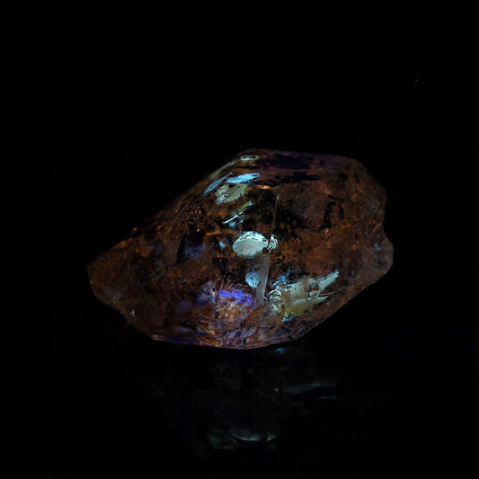 Quartz Diamant à inclusions de pétrole (Fluorescent sous UV). 6.56 carats. En provenance du Balochistan, Pakistan