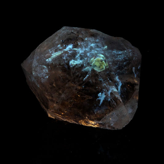 Quartz Diamant à inclusions de pétrole (Fluorescent sous UV). 16.10 carats. En provenance du Balochistan, Pakistan