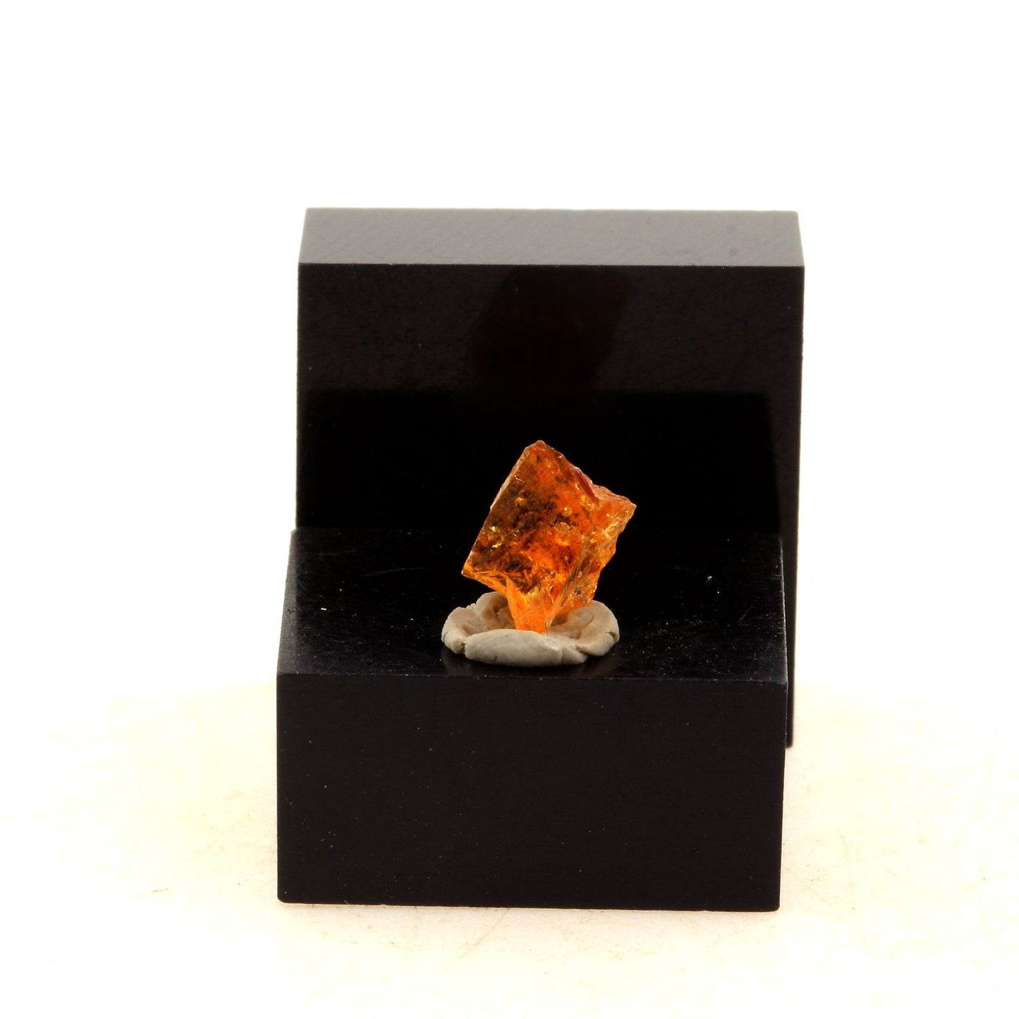 Grenat Spessartite. 1.78 carats. Sangulungulu Hill, Loliondo, Tanzanie