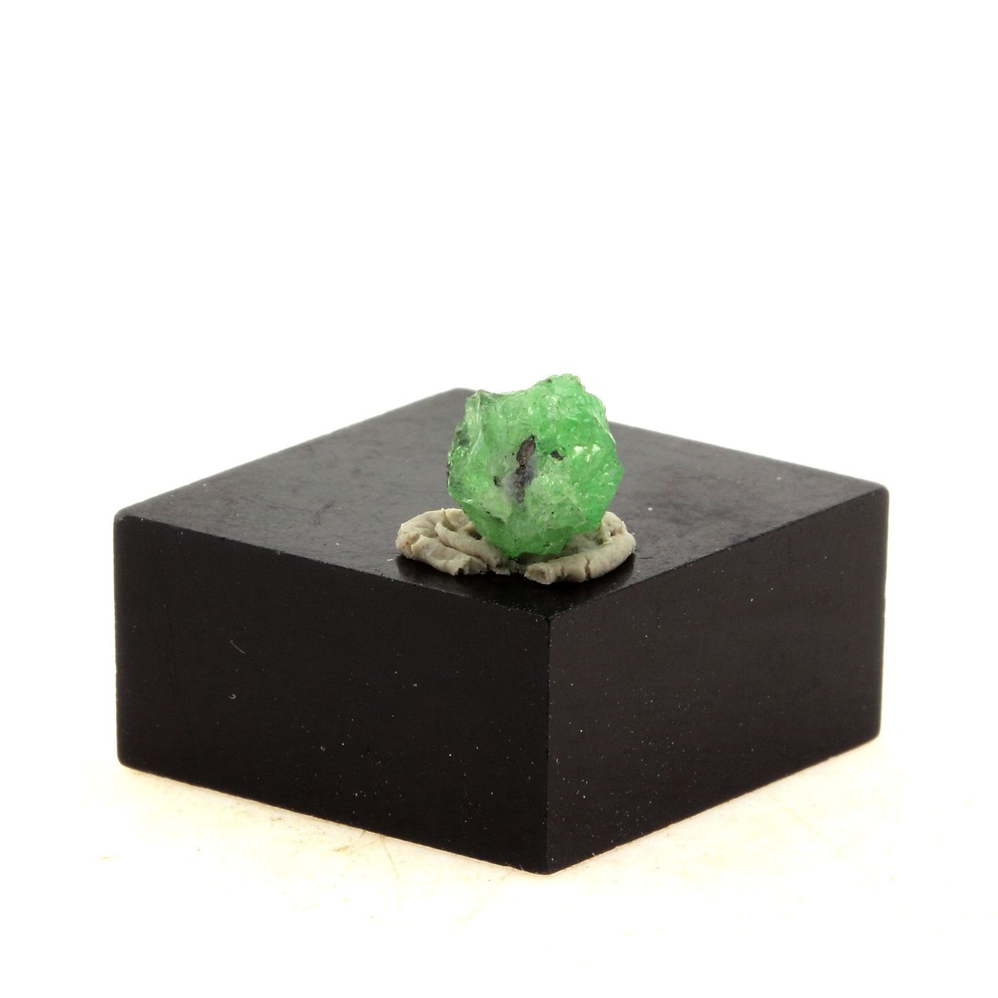 Grenat Tsavorite. 1.53 carats. En provenance de Merelani Hills (Mererani), Lelatema Mts, Arusha, Tanzanie